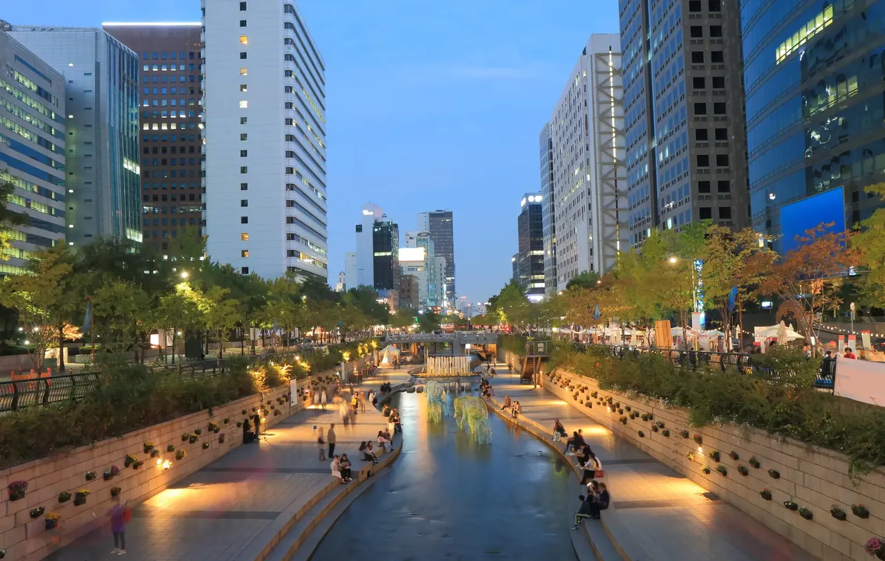 Cheonggyecheon used to be a rubbish dump and then a street, but it has now been regenerated – Shutterstock Seoul
