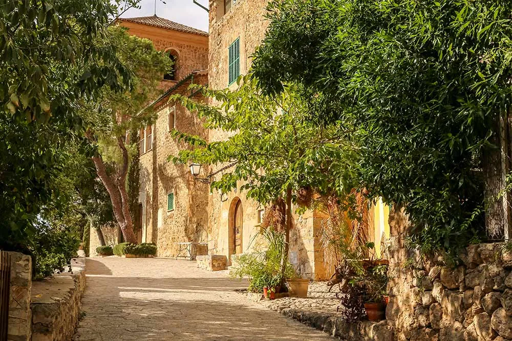 Mallorca, Palma, narrow cobbled street