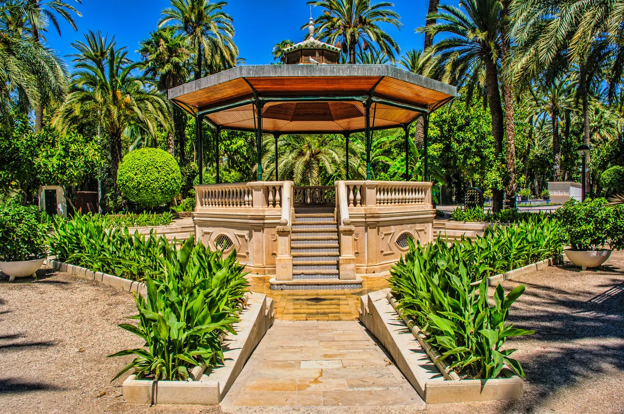 Un chioșc frumos într-un parc cu palmieri sub cerul senin de vară, Elche, Valencia, Alicante, Spania, Europa