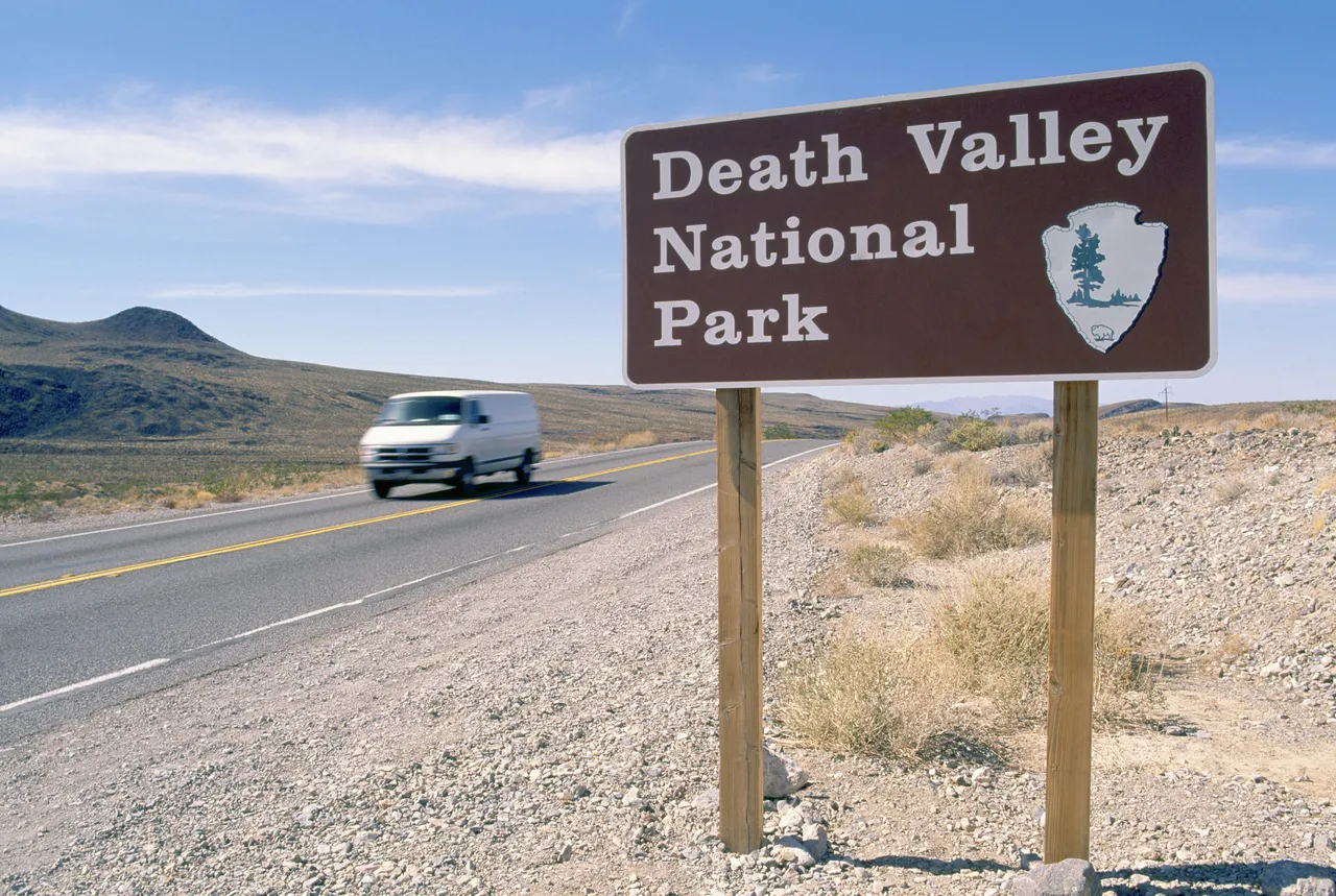 Národní park Death Valley, Kalifornie, CA, USA – značka u cesty.