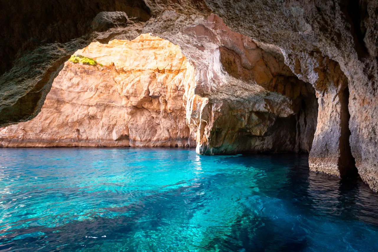 Dentro de la cueva del pirata bajo la icónica gruta azul de Qrendi, Malta
