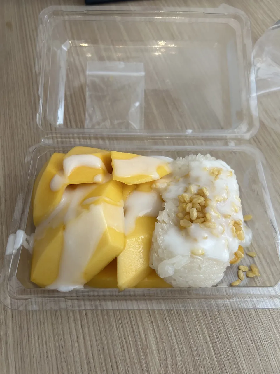 Krásně nachystaný talíř lepkavé rýže s mangem