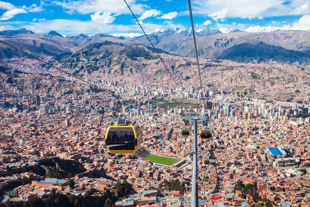 La capital boliviana se encuentra en lo alto de las montañas, a 4.000 metros sobre el nivel del mar - Shutterstock
