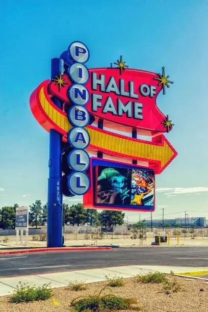 Klasická svatební kaple v Las Vegas s neonovým nápisem a retro atmosférou