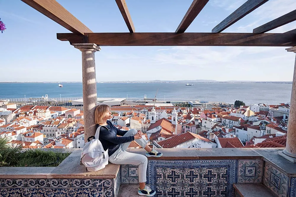 Vista de Lisboa y el río Tajo desde el distrito de Alfama