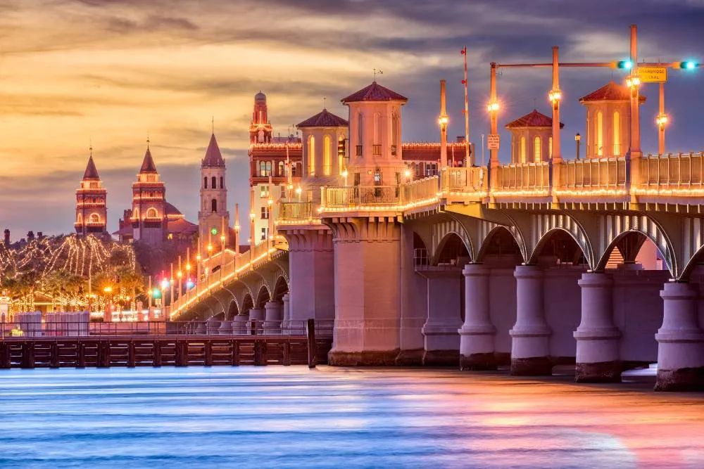 Az Oroszlánok hídja este kivilágítva St. Augustine-ban - Getty Images