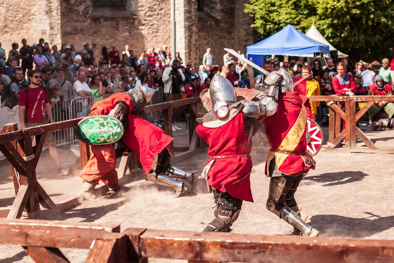 En la Plaza del Ayuntamiento podrás visitar el festival medieval con un carnaval en el que se anima a todos a participar - Abraksis / Shutterstock
