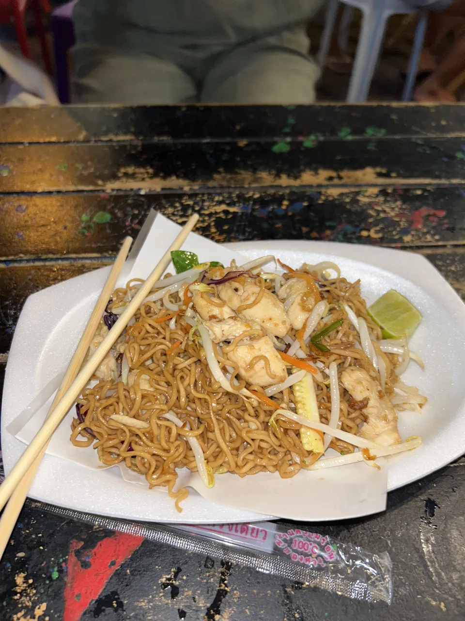 Záběr zblízka na lákavě vypadající talíř Pad Thai