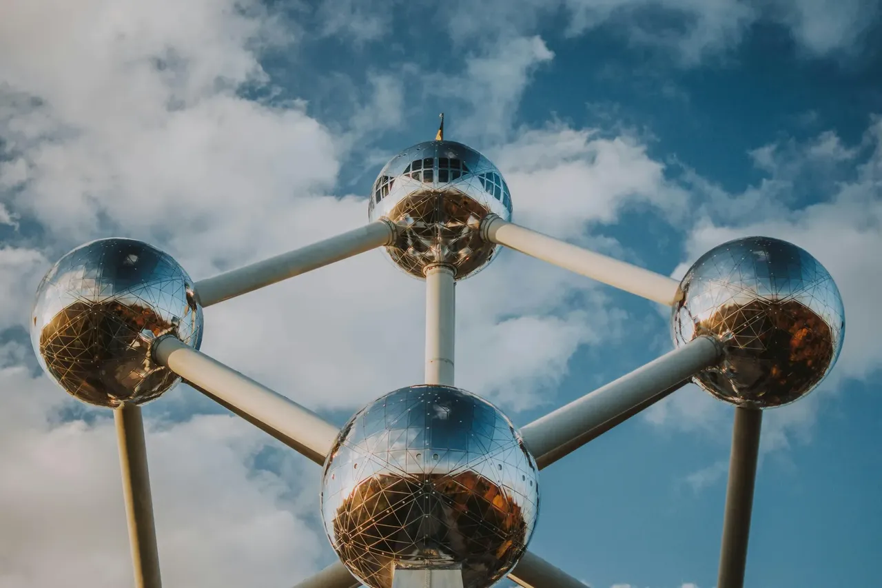 Emblematicul Atomium din Bruxelles, cu sferele sale metalice futuriste care reflectă cerul.