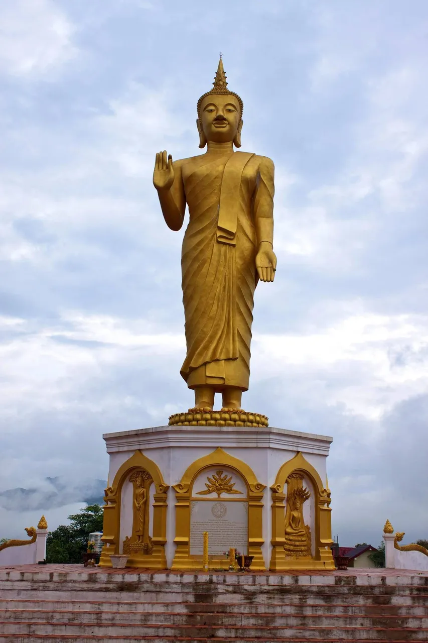 Una estatua serena de Buda rodeada de naturaleza en Muang Xay