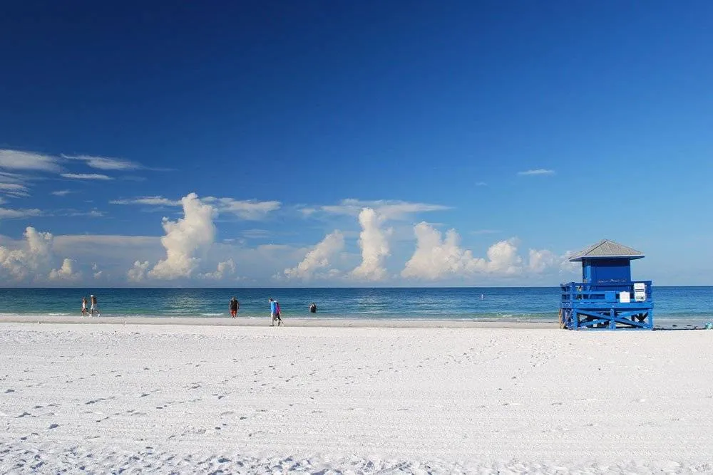 People and lifeguard shack on Siesta Key Beach — Shutterstock