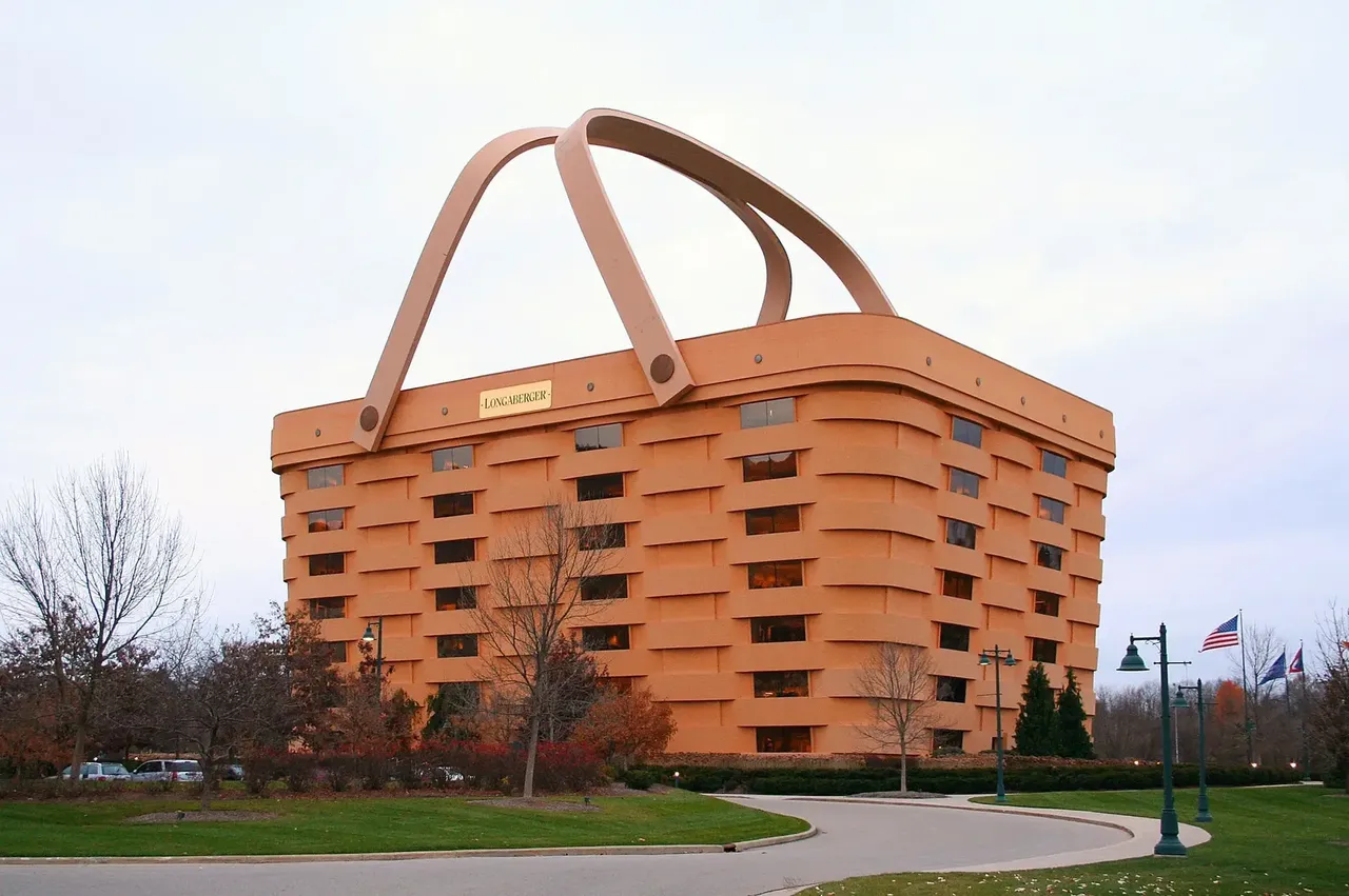 Each of the handles weighs 150 tons —Derek Jensen / Wikimedia Commons 9 amazing buildings you won’t believe actually exist