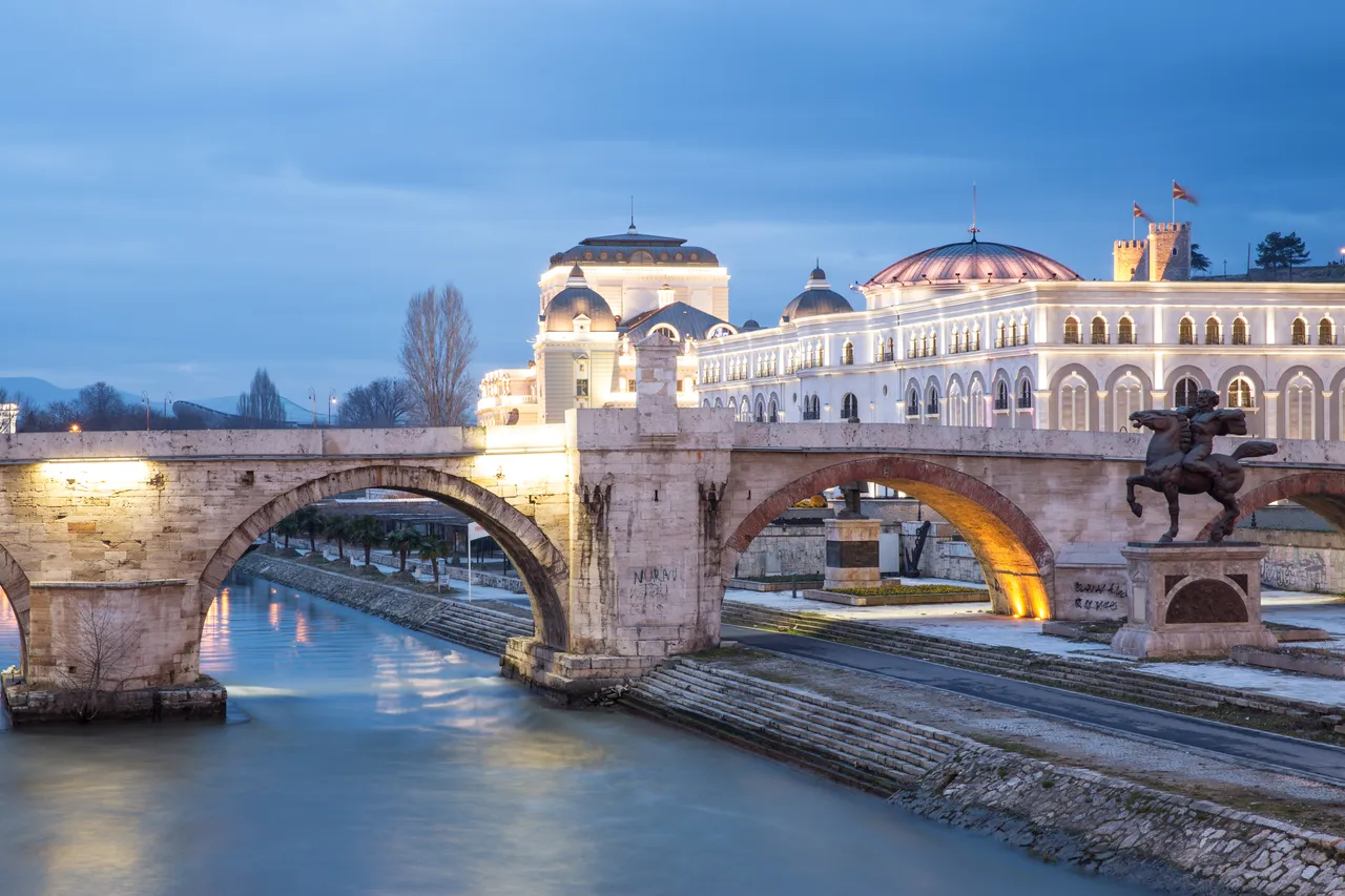 Starý městský most za soumraku, Skopje, Makedonie