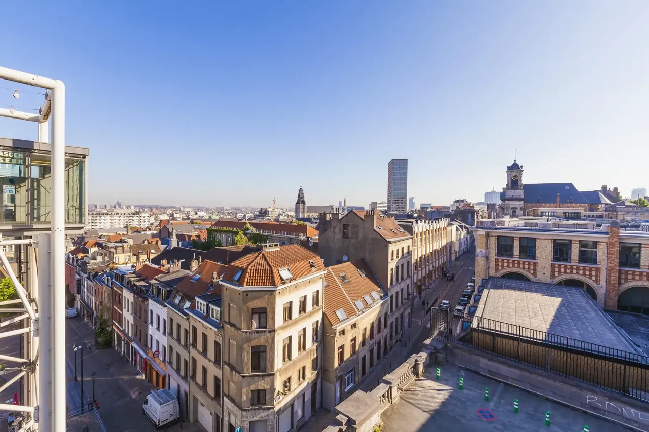 Vedere aeriană a cartierului Marolles din Bruxelles, care prezintă străzile sale istorice și arhitectura diversă.