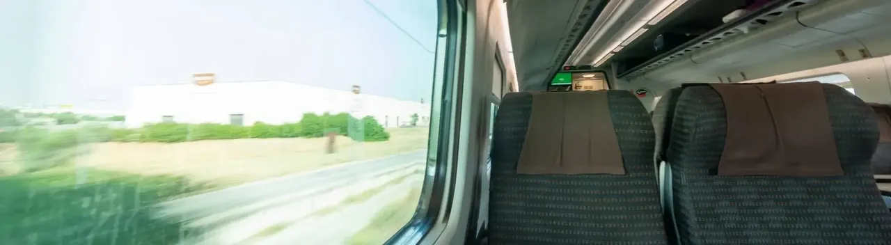 En avión, tren y carretera: los viajes multimodo de Kiwi.com