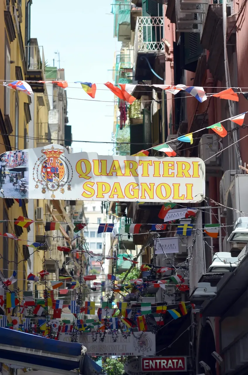 Wąska uliczka w dzielnicy Quartieri Spagnoli, Neapol.