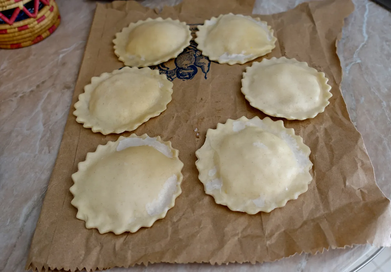 Tradiční sardinský dezert seadas čeká na usmažení a ozdobení medem