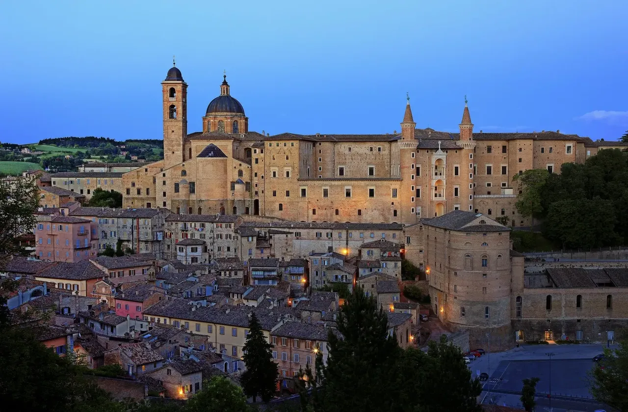 Palazzo Ducale w Urbino o zmierzchu.