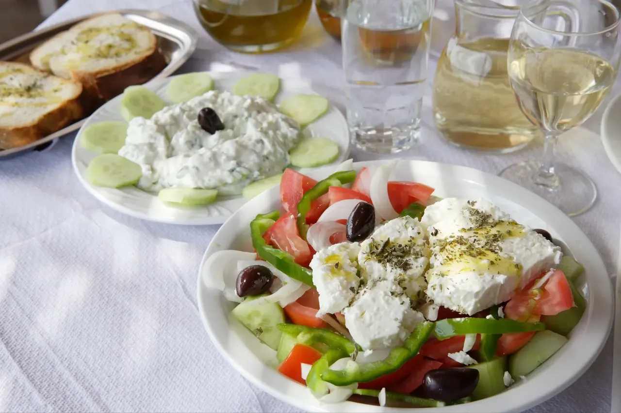 Osvěžující řecký salát s rajčaty, okurkami, olivami a sýrem feta, to vše zalité olivovým olejem