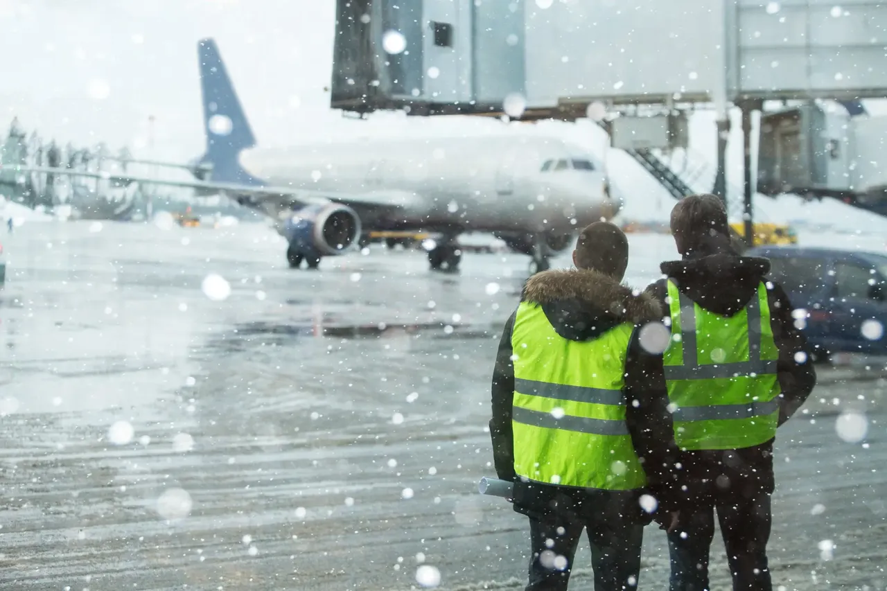Tens of thousands of travellers stranded because of a heavy snowfall in Europe and the United States — Shutterstock snowstorm