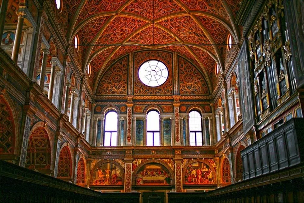 Wnętrze San Maurizio al Monastero Maggiore w Mediolanie pokryte freskami.