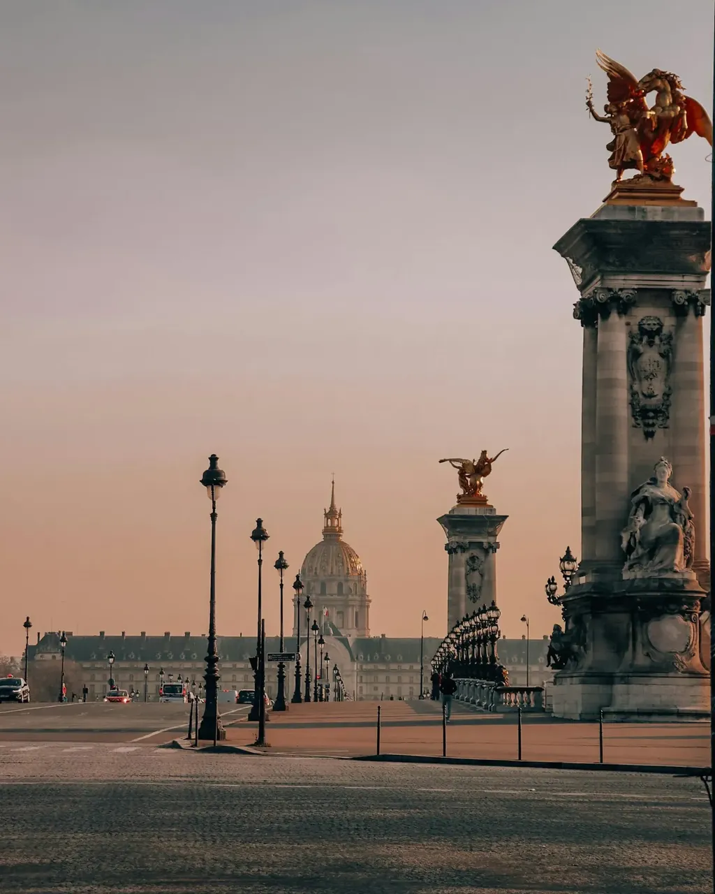 Esplanade des Invalides: tágas, zöld terület fákkal szegélyezett sétányokkal és kilátással a nagy Hôtel des Invalides-ra és Bonaparte Napóleon sírjára.