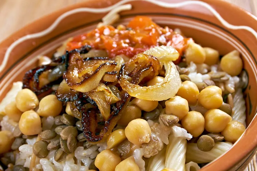 Na první pohled se koshari může zdát jako zvláštní směs ingrediencí, ale celkem to funguje