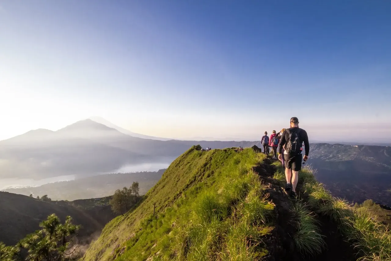 Túra kolem kráteru Mount Batur, Mount Agung v pozadí
