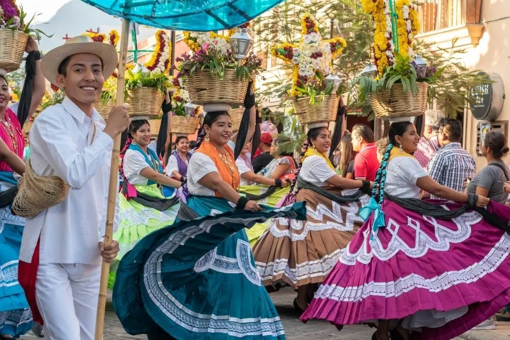 Hagyományos mexikói táncosok a Guelaguetza fesztiválon - Getty Images