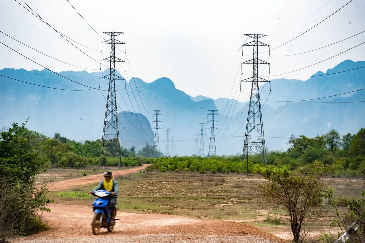 Carretera panorámica en el circuito de Thakhek con montañas de caliza en Laos.