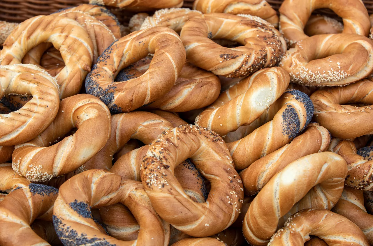 Hagyományos krakkói perecek sóval, mákkal és szezámmaggal