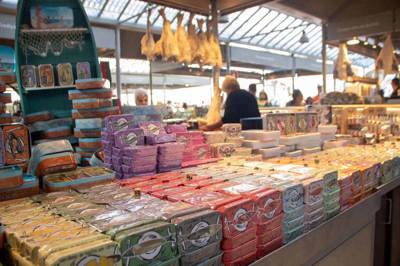 Trh Bolhão v centru města se stánky s rybími produkty.