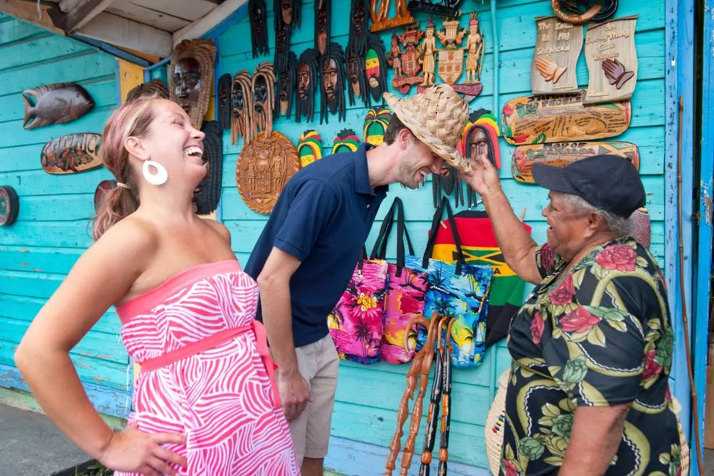 Montego Bay, Jamaica. Cuplu proaspăt căsătorit (Vanessa Walcott, Matt Koppenhaver) la cumpărături de suveniruri în piața locală.