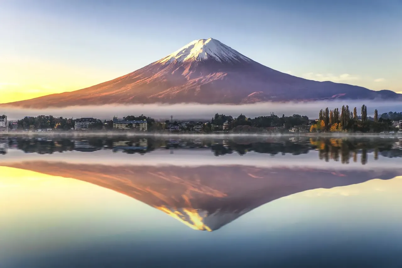 Vedere largă asupra muntelui Fuji oglindit în apă