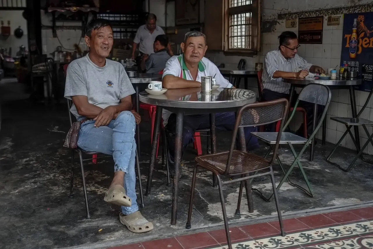 Kopitiams are similar in a way to tiny Italian coffee bars in that they’re basically classless — Aizuddin Saad / Shutterstock