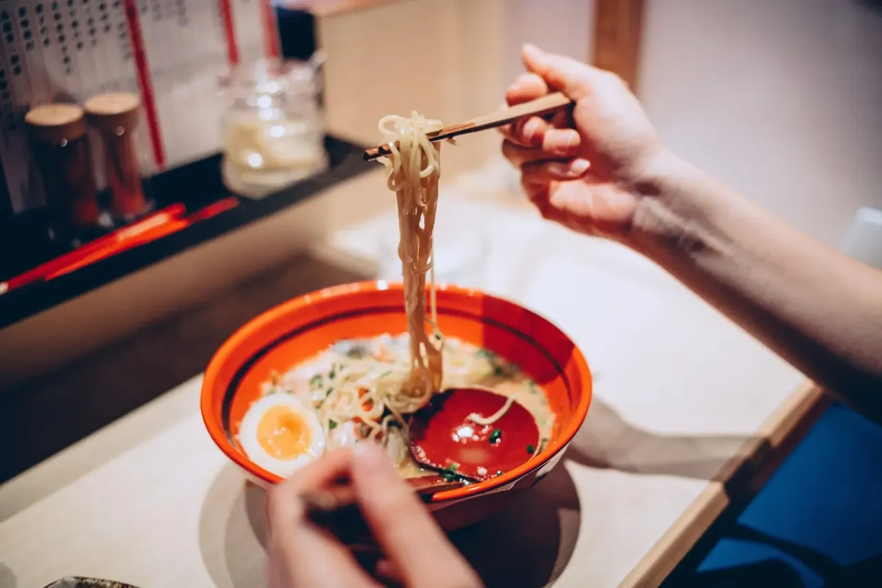 o porție de ramen tradițional japonez