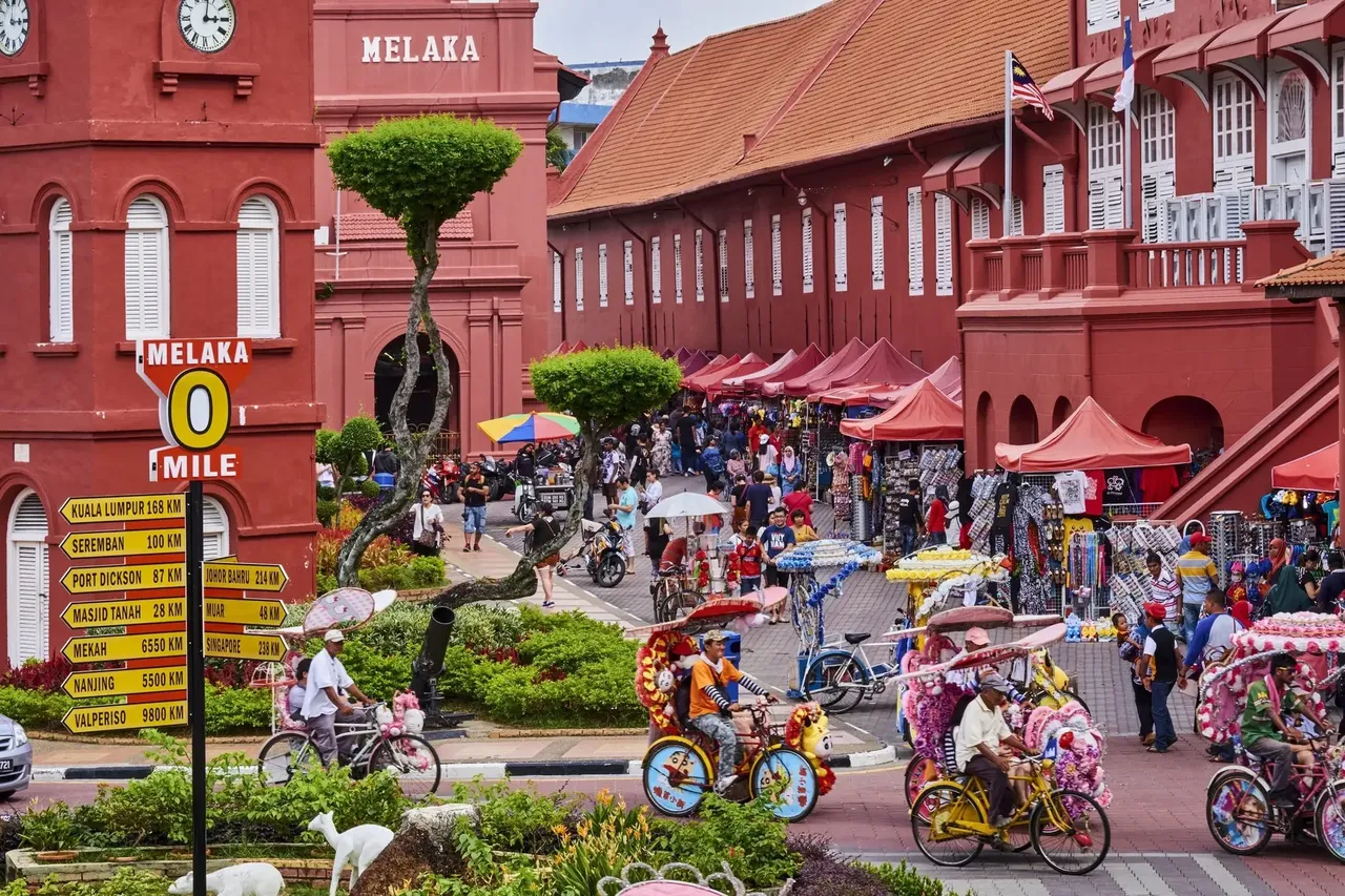 kolorowe riksze na rynku w Melaka, Malezja, w tle kolonialna zabudowa