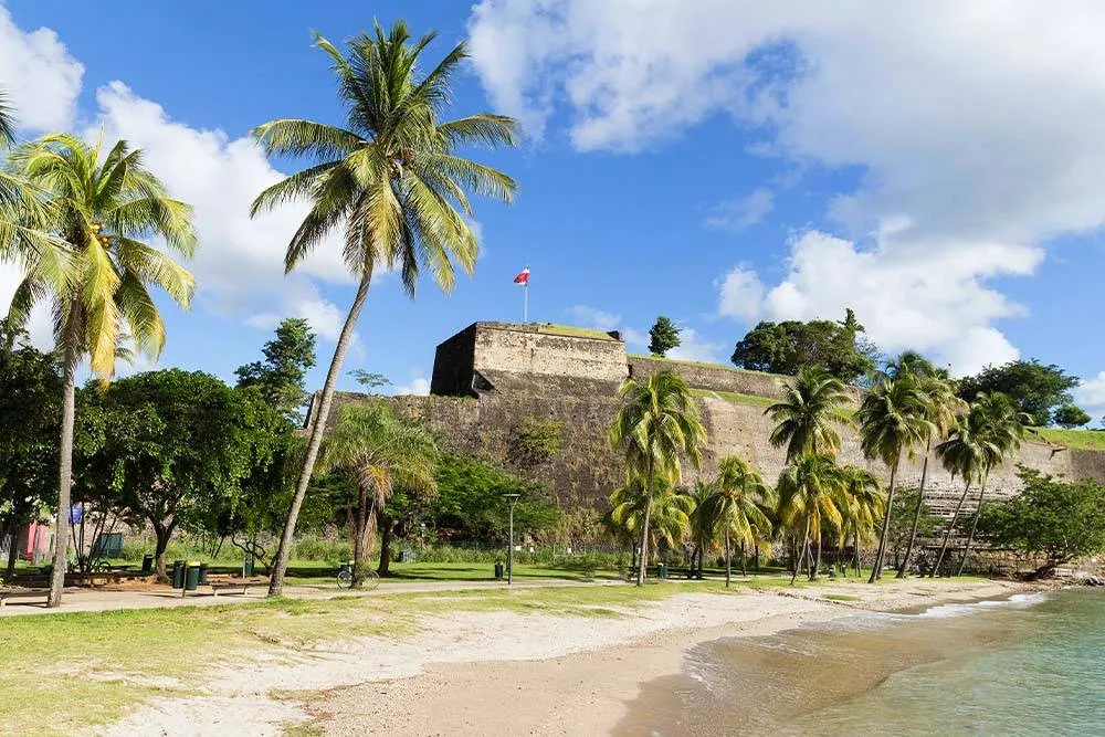 Fort Saint Louis a stranddal az előtérben, Fort-de-France