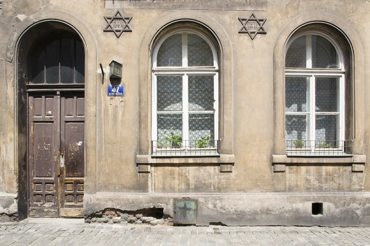 Egy régi zsidó ház, amelyen a Dávid-csillag látható, Kelet-Európában, a lengyelországi Krakkó Kazimierz negyedében