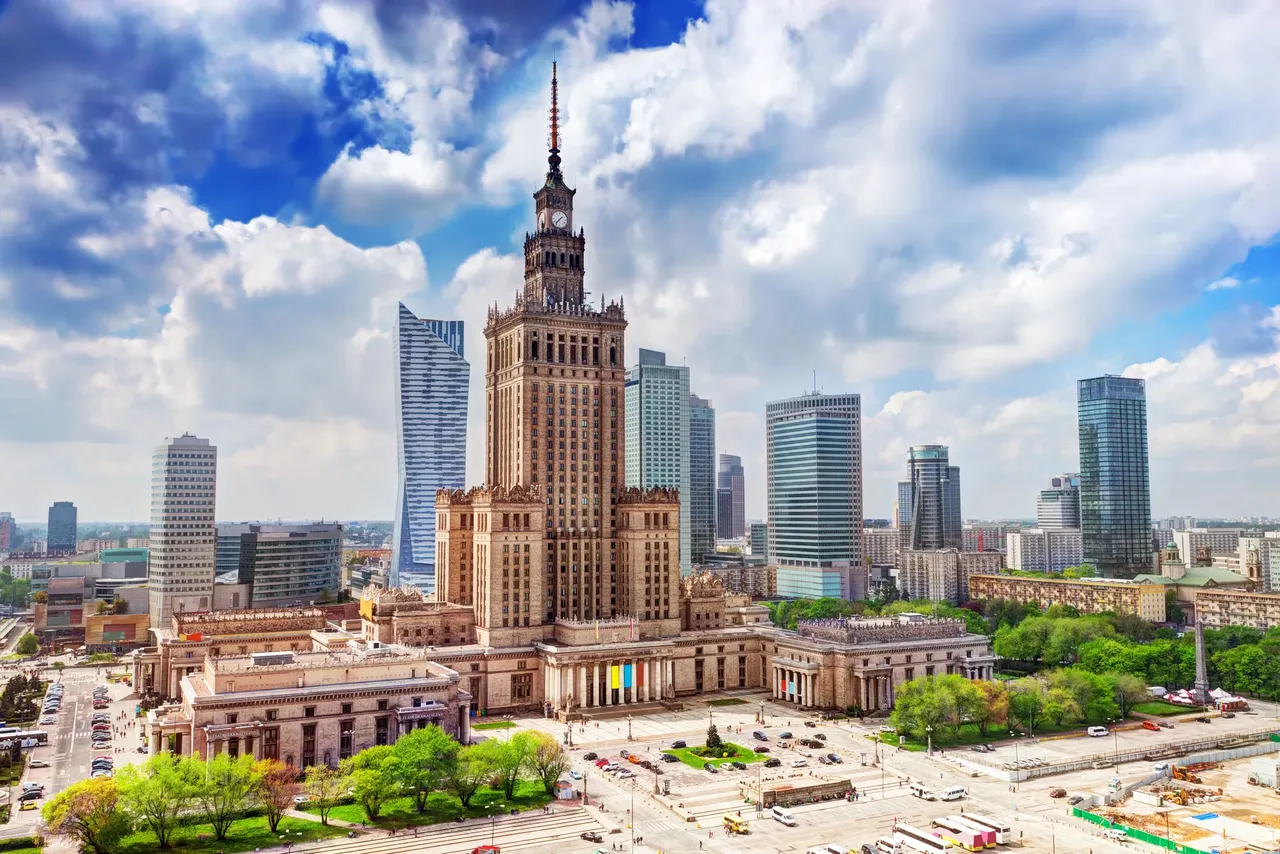 Widok na Pałac Kultury i Nauki, wieżowiec z piaskowca, z lat 50, w centrum Warszawy
