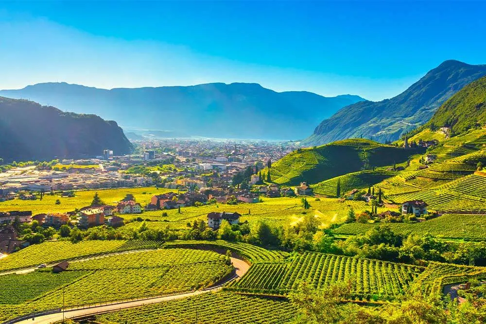krajobraz Trentino, miasteczka w dolinie otoczone zielonymi wzgórzami