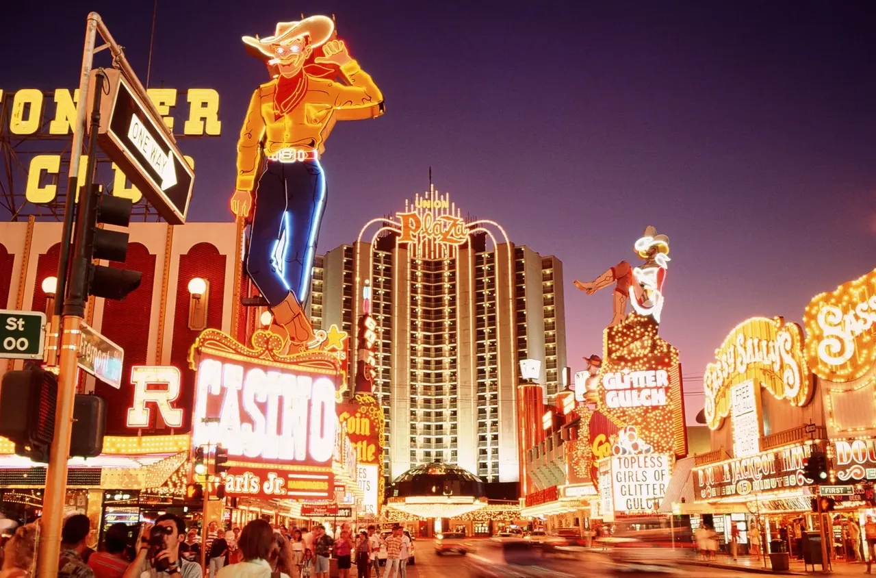 Ikonický Strip v Las Vegas plný neonových světel a nepřetržitého života
