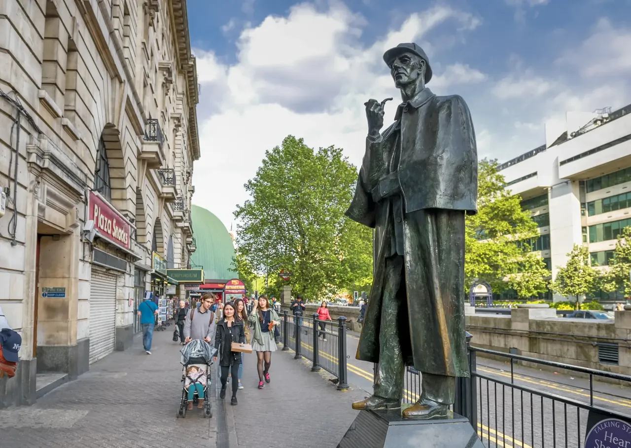 Sherlock Holmes statue in Baker Street Yuri Turkov / Shutterstock.com Book Lovers