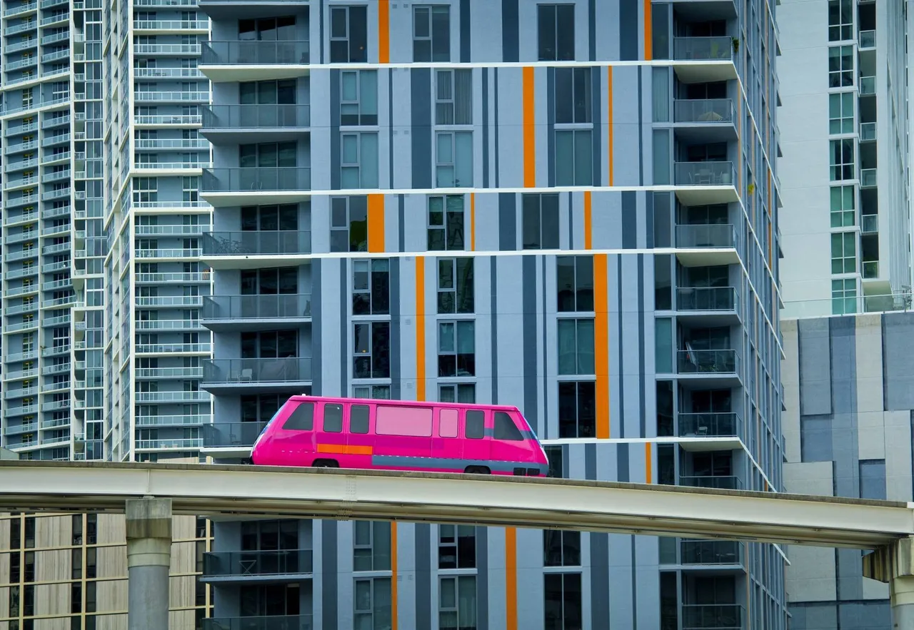 Nadzemní vláček systému Meteromover projíždí mezi okny mrakodrapů ve čtvrti Brickell v centru Miami na Floridě. Bezplatná a automatická doprava k rozvoji centra zásadně přispěla.