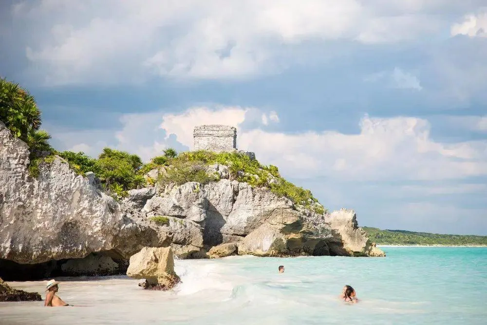 A Yucatánban található Tulum a strandjairól ismert város, amelyek közül sok a hatalmas maja romok árnyékában fekszik.