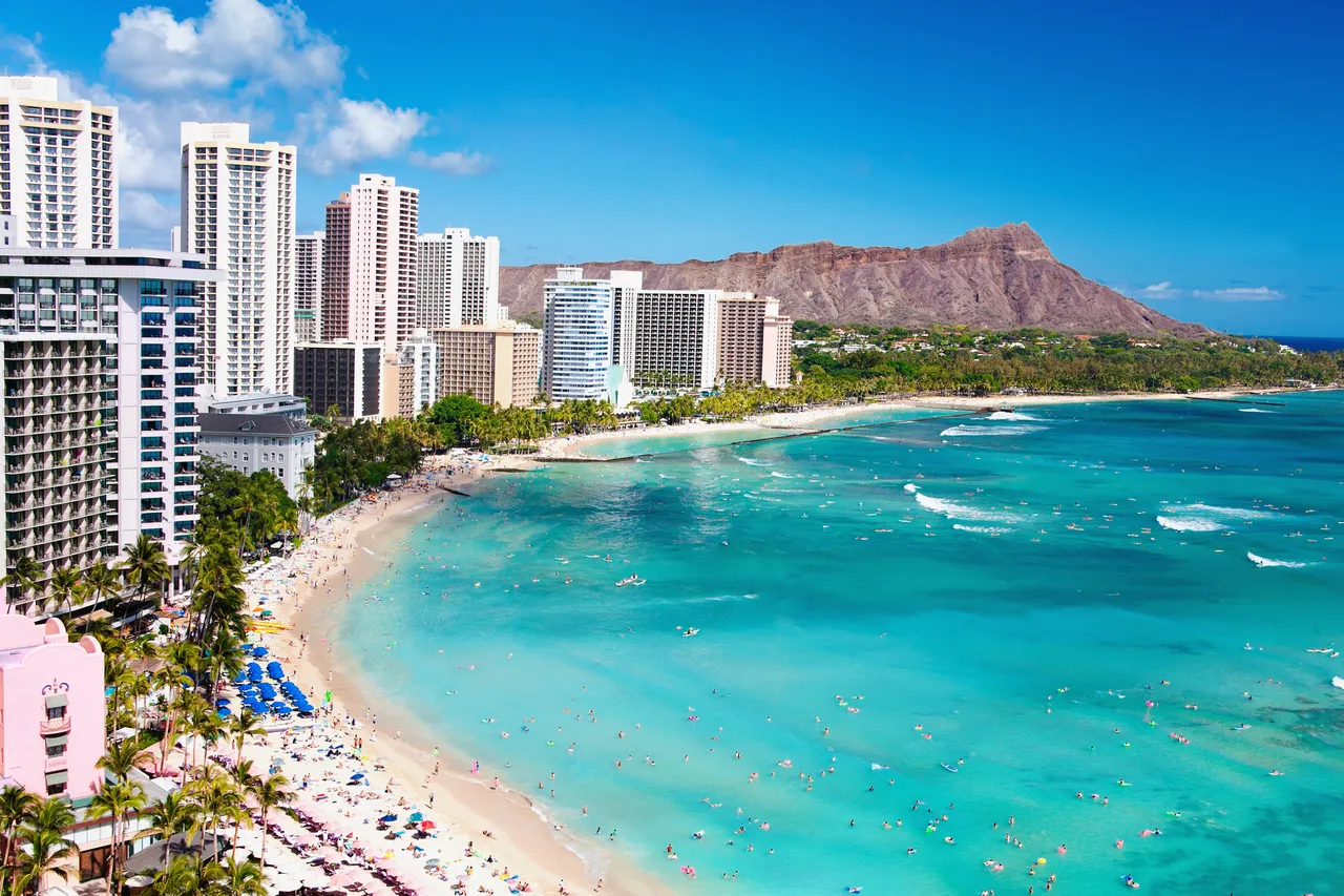 Letovisko a dovolenková destinace Waikiki Beach s kráterem Diamond Head. Hotely a letoviska v okolí pláže v Honolulu, Oahu v americkém státě Havaj.