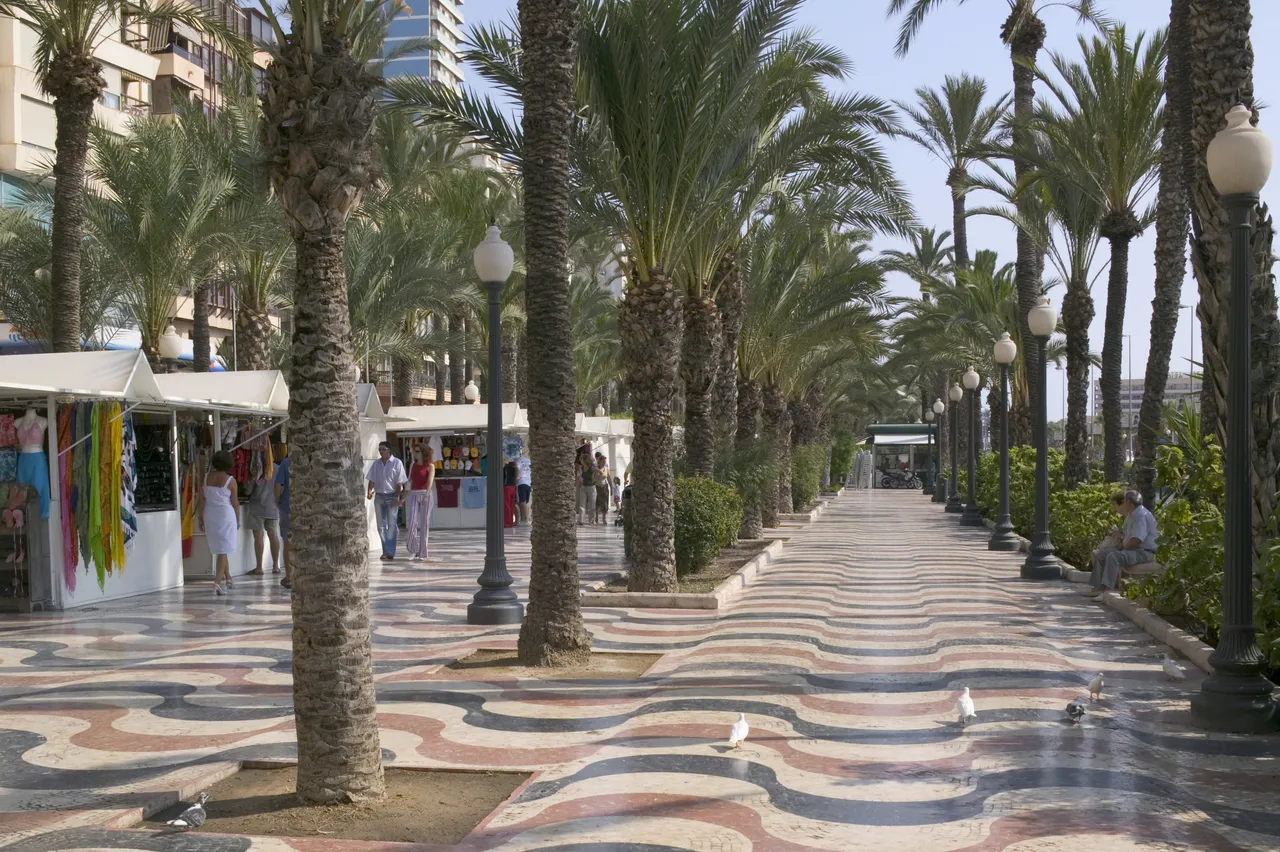 Explanada de España în timpul zilei