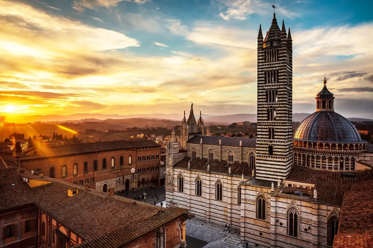 Siena is a city made for relax without the need to claw your way through a field of selfie sticks — Shutterstock lovers