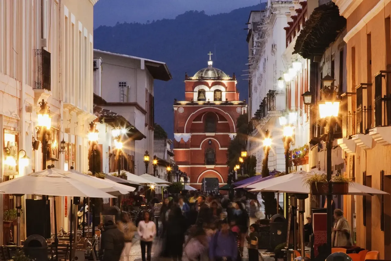 Ulica San Cristobal de las Casas z rozmytymi, spacerującymi turystami, Chiapas, Meksyk