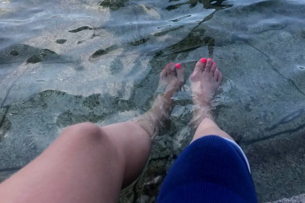 Resting feet in a fountain — Dorota Žigová